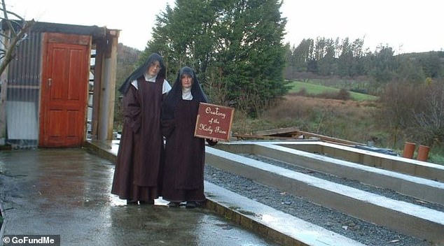 Dos miembros de las Hermanas Carmelitas del Santo Rostro de Jesús.  Dos monjas irlandesas están acusadas de romper las restricciones de encierro para llevar a cabo un exorcismo en un parque de Dublín.