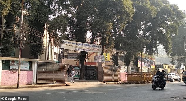 Una estudiante universitaria que fue encontrada desnuda y gravemente quemada a lo largo de una carretera nacional en India ha dicho que fue incendiada por una banda de hombres que intentaron violarla.  Recibe tratamiento en el Hospital Dr. Shyama Prasad Mukherjee en Lucknow (en la foto)