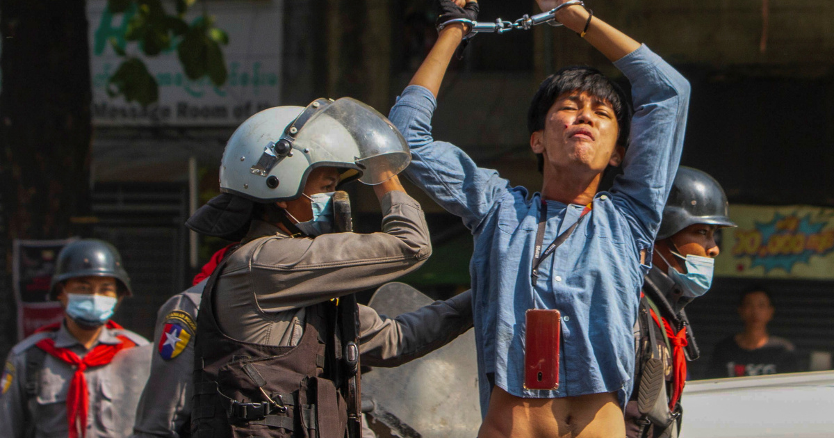 Manifestantes de Myanmar en batalla contra las fuerzas de seguridad