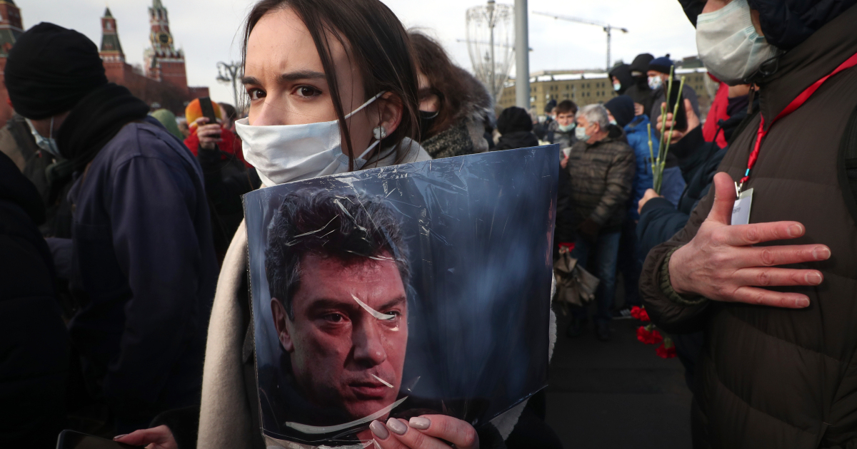 Miles marcan el aniversario del asesinato de Nemtsov, crítico del Kremlin