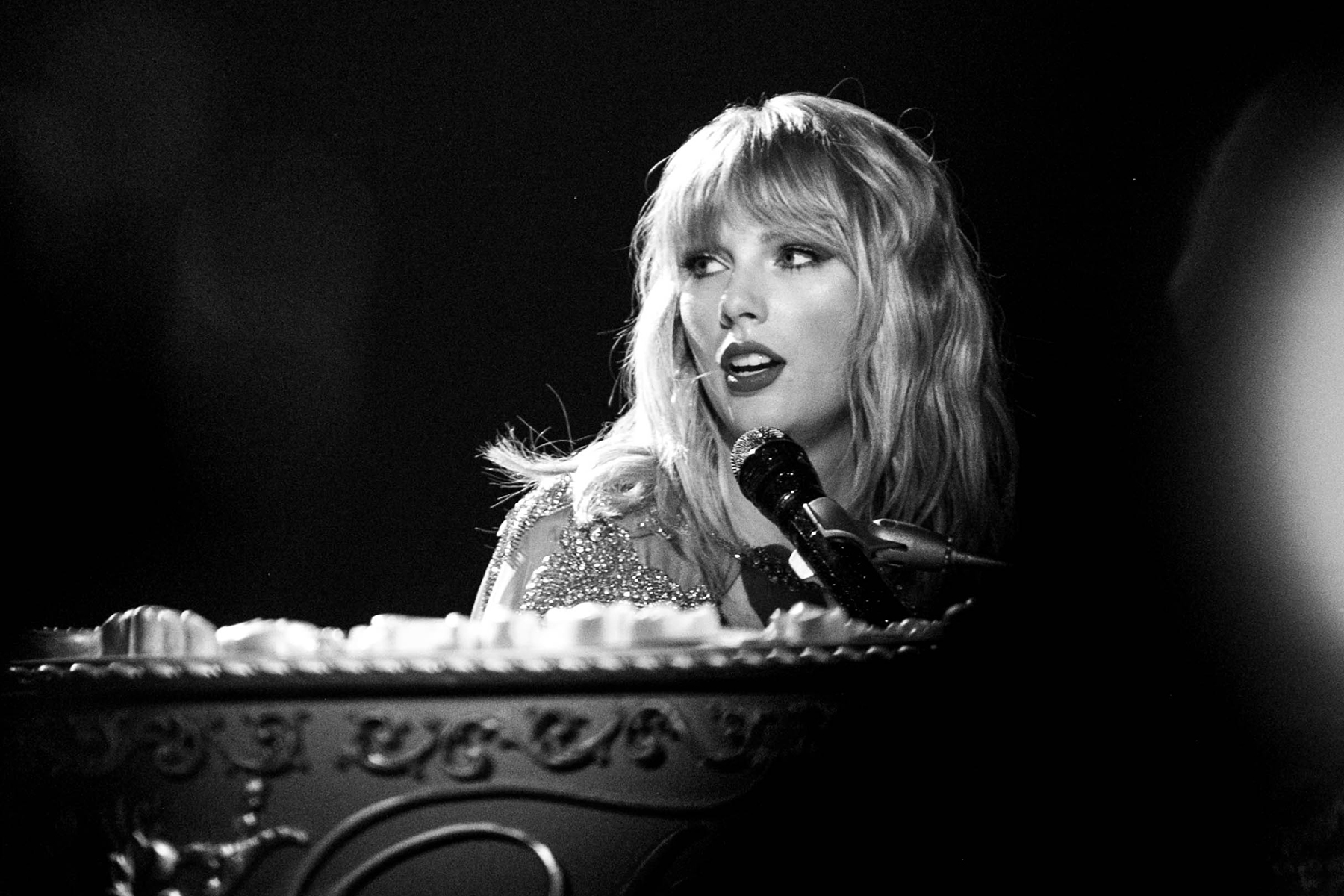 LOS ANGELES, CALIFORNIA - NOVEMBER 24: (EDITORS NOTE: Image has been converted to black and white) Taylor Swift performs onstage at the 2019 American Music Awards at Microsoft Theater on November 24, 2019 in Los Angeles, California. (Photo by Emma McIntyre/AMA2019/Getty Images for dcp)