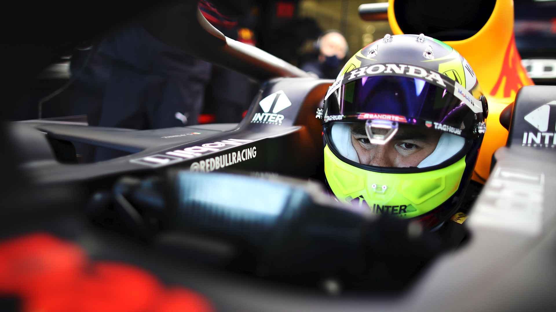 `` Todo en el coche es diferente '', dice Pérez después de probar por primera vez la maquinaria de Red Bull.