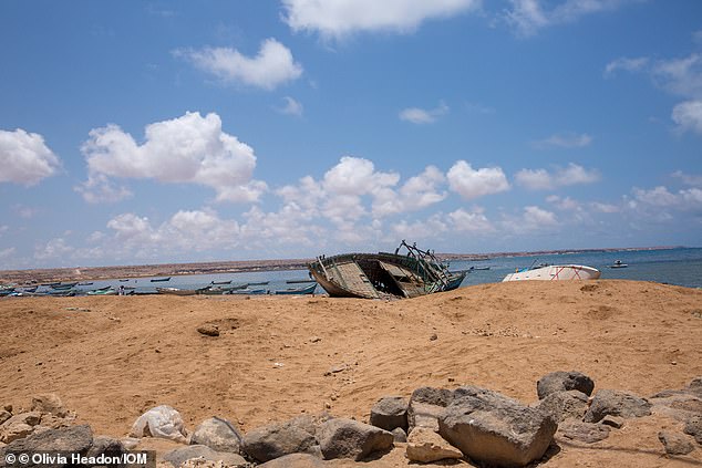 Al menos 20 migrantes que cruzaban de Djibouti a Yemen se han ahogado después de ser empujados del barco de un traficante al agua (imagen de archivo, barco de un traficante en Djibouti)