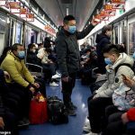 Los pasajeros del metro de Beijing con buenos puntajes de crédito social podrán omitir los controles de seguridad obligatorios y abordar los trenes más rápido, anunciaron las autoridades.