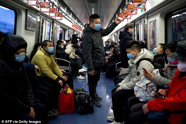 Los pasajeros del metro de Beijing con buenos puntajes de crédito social podrán omitir los controles de seguridad obligatorios y abordar los trenes más rápido, anunciaron las autoridades.