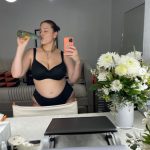 ¡Glug!  Ashley Graham mostró sus curvas mientras bebía agua en una impresionante selfie en ropa interior antes de compartir los resultados de un doloroso tratamiento de belleza en Instagram el martes.