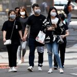Una encuesta del Lowy Institute encontró que uno de cada cinco chinos-australianos afirma haber sido atacado o amenazado.  En la foto: Personas con máscaras faciales en Sydney.