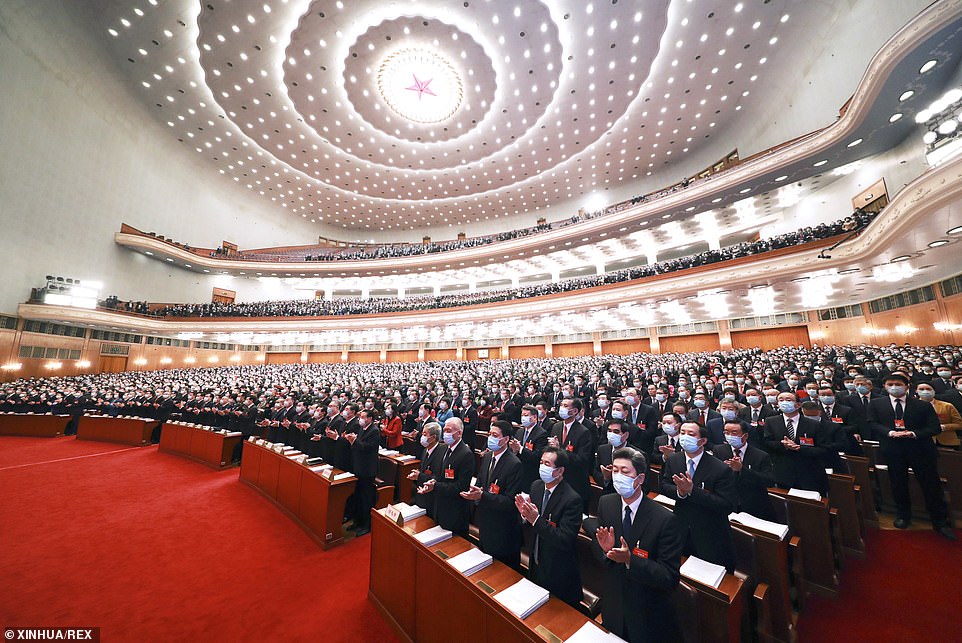 Los gobernantes comunistas chinos se reúnen para la apertura del parlamento de sello de goma en Beijing el 5 de marzo. A la reunión anual de una semana de duración asisten aproximadamente 3.000 delegados en el Gran Salón del Pueblo.