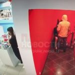 Las imágenes de CCTV, que se cree que fueron grabadas en Rusia, filmaron al cliente mientras un miembro del personal le mostraba una exhibición de productos para adultos antes de que lo dejaran solo temporalmente.