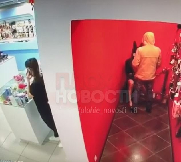 Las imágenes de CCTV, que se cree que fueron grabadas en Rusia, filmaron al cliente mientras un miembro del personal le mostraba una exhibición de productos para adultos antes de que lo dejaran solo temporalmente.