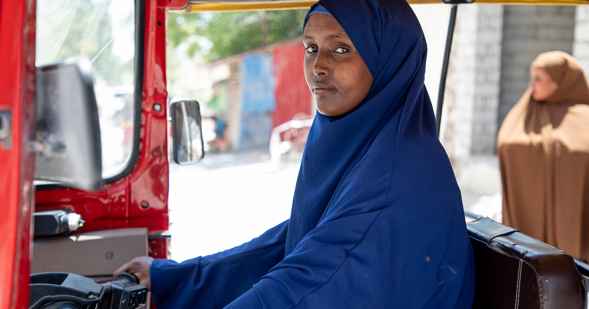 Conoce a la primera mujer taxista rickshaw de Mogadiscio
