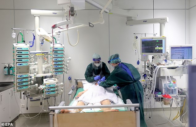 Un pabellón de cuidados intensivos en Alemania, donde los expertos en salud han advertido que los musulmanes y otros grupos minoritarios constituyen una parte enormemente desproporcionada de pacientes con virus gravemente enfermos.
