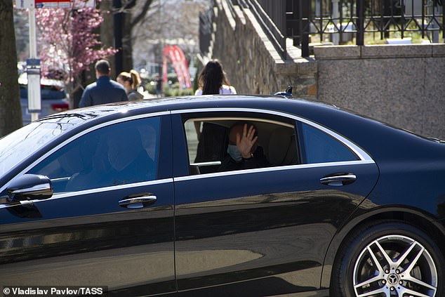 El embajador ruso en los Estados Unidos, Anatoly Antonov, saluda con la mano al salir de la embajada rusa.