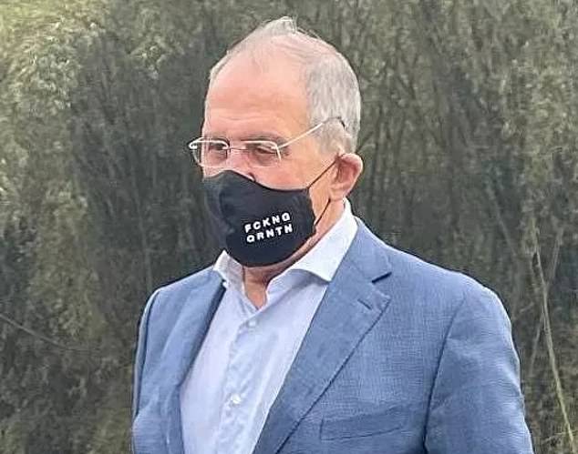 El ministro de Relaciones Exteriores de Rusia hizo una declaración audaz con una máscara facial cargada de blasfemias durante una visita a China el lunes.