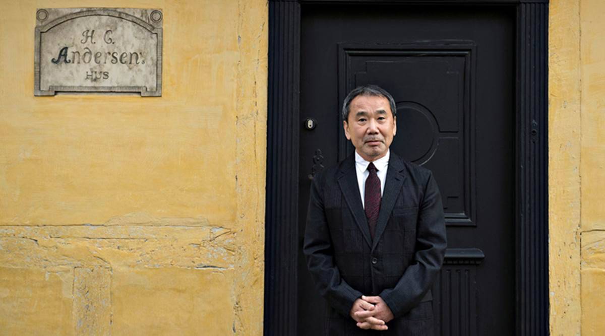 El novelista japonés Haruki Murakami diseña una nueva línea de camisetas