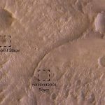 Esta es una imagen en falso color del satélite ESA-Roscosmos ExoMars, hecha para parecerse al naranja de la superficie marciana.  Capturó la ubicación del rover, la etapa de descenso, el escudo térmico y el paracaídas.