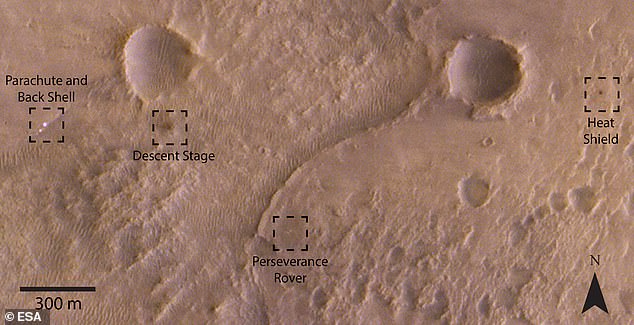 Esta es una imagen en falso color del satélite ESA-Roscosmos ExoMars, hecha para parecerse al naranja de la superficie marciana.  Capturó la ubicación del rover, la etapa de descenso, el escudo térmico y el paracaídas.