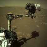 La NASA compartió nuevas imágenes de su vehículo Perseverance mientras realizaba controles en su brazo robótico, con el árido paisaje de color naranja de Marte de fondo.