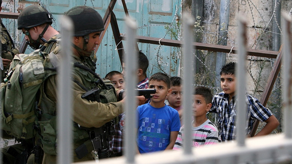 El video muestra a las tropas israelíes deteniendo a niños palestinos
