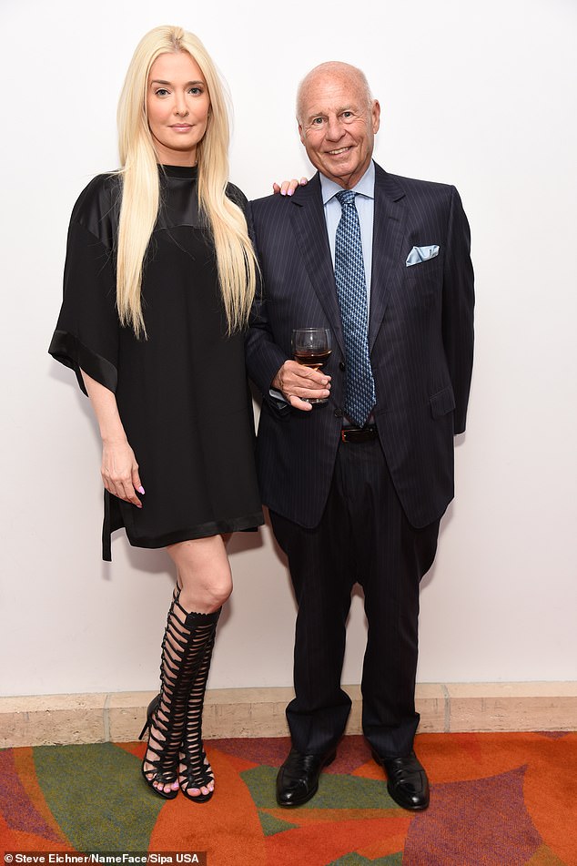 Tiempos difíciles: Tom Girardi, el esposo separado de la estrella de Real Housewives of Beverly Hills, Erika Jayne, ha sido despojado de su licencia mientras enfrenta una montaña de batallas legales en medio de su amargo divorcio, ya que se los ve juntos en 2016.