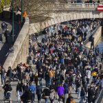 Los paseos y parques de París estaban llenos de gente que disfrutaba del sol primaveral durante el fin de semana, a pesar de las nuevas medidas de cierre en la ciudad que prohíben a la gente salir a la calle a menos que sea por una razón esencial.