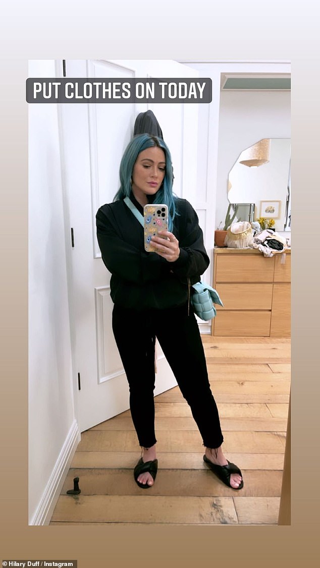 Modo mamá: Hilary Duff estaba volviendo a la normalidad una vez más cuando bromeó 'ponte la ropa hoy' mientras publicaba una linda selfie en el espejo en Instagram el martes por la tarde.