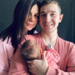 Marina Balmasheva, quien cambió a su esposo por su hijastro, ha compartido las primeras imágenes de su hija recién nacida.  Marina y su ex hijastro se fotografían con su bebé recién nacido