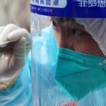 Japón molesto por el uso de China de pruebas anales de coronavirus en visitantes