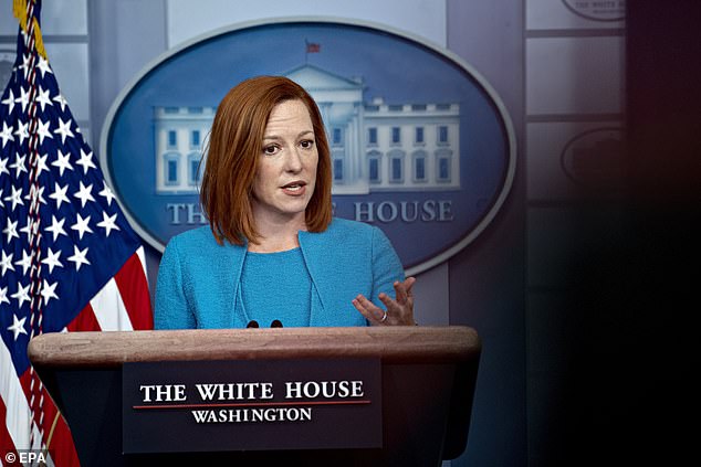 La secretaria de prensa de la Casa Blanca, Jen Psaki, culpó de las escaleras al Air Force One por la caída del presidente Joe Biden el viernes.
