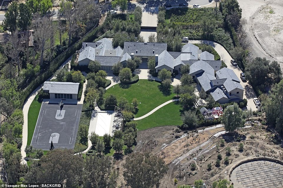 Sin moverse: Kim Kardashian 'permanecerá en la mansión Hidden Hills de $ 60 millones' que comparte con Kanye West ... en un esfuerzo por 'mantener a sus hijos en un ambiente estable en medio del divorcio'
