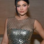 Generando críticas: Kylie Jenner ha sido criticada después de pedirle a sus fans que la ayuden a pagar la cirugía de maquilladora necesaria después de un accidente automovilístico.  Pero superó la meta inicial de $ 10,000 y solo trabajó con el hombre dos veces en 2015. Visto en 2020