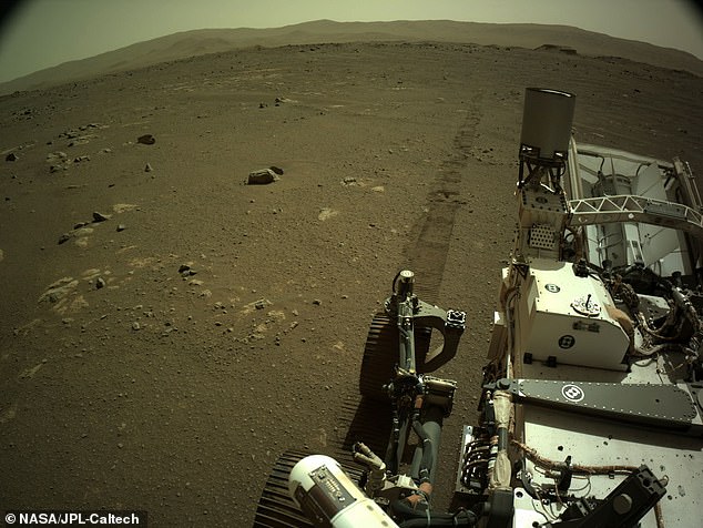 El rover Perseverance de la NASA está atravesando lentamente Marte, pero ahora podemos escuchar sus neumáticos rodando en la tierra a 379 millones de kilómetros de distancia.  La agencia espacial estadounidense compartió el primer audio de los seis neumáticos del rover 'golpeando, haciendo ping y traqueteando' a través del cráter Jezero.