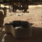 El helicóptero Ingenuity de la NASA se ha visto en Marte por primera vez, atado al vientre del rover Perseverance después de que el escudo de escombros se cayó del vehículo.