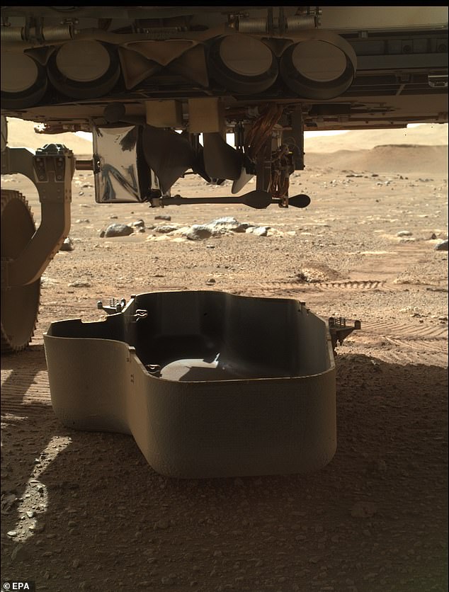 El helicóptero Ingenuity de la NASA se ha visto en Marte por primera vez, atado al vientre del rover Perseverance después de que el escudo de escombros se cayó del vehículo.