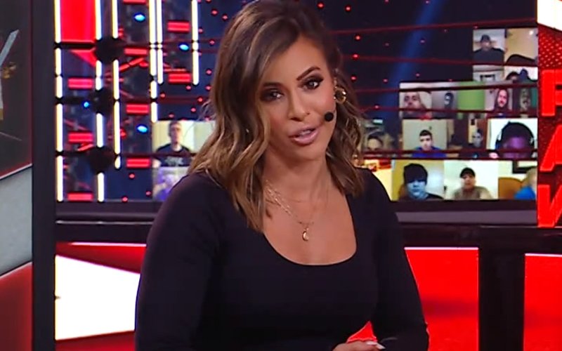 La broma sucia de Charly Caruso sobre WWE RAW Talk podría haber llevado a sacarla de la televisión
