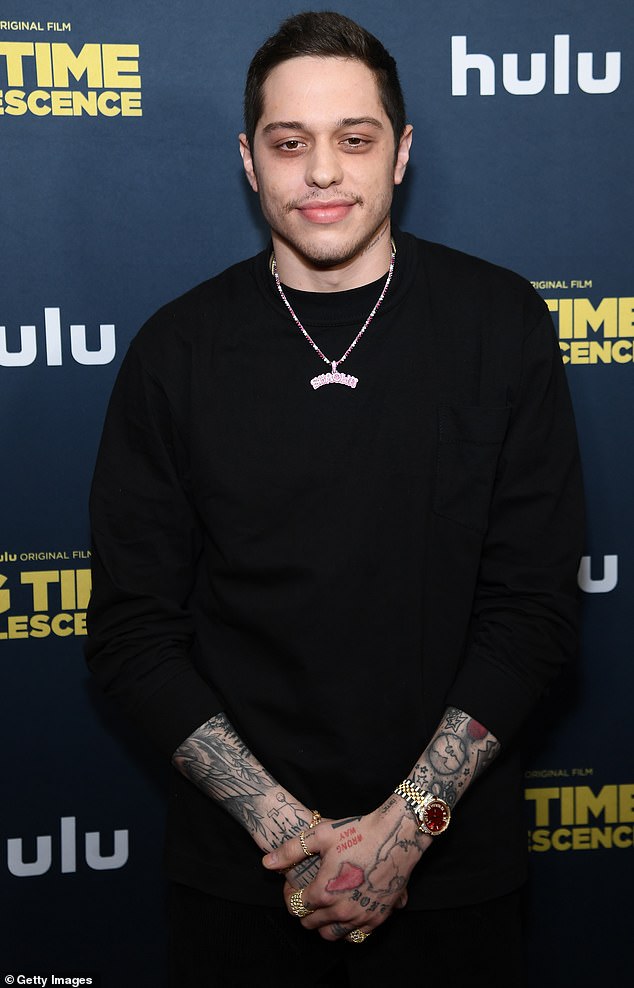 Cariño, estoy en casa: la esposa falsa de Pete Davidson, Michelle Mootreddy, fue arrestada el jueves por entrar sin autorización en la casa de Davidson en Staten Island, después de afirmar que se casaron el martes en un comunicado de prensa falso (en la foto de marzo de 2020)