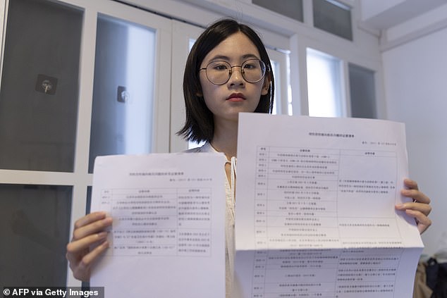 Xixi, una activista LGBT china de 23 años que usa un seudónimo, con una lista de pruebas para su caso en Hong Kong.