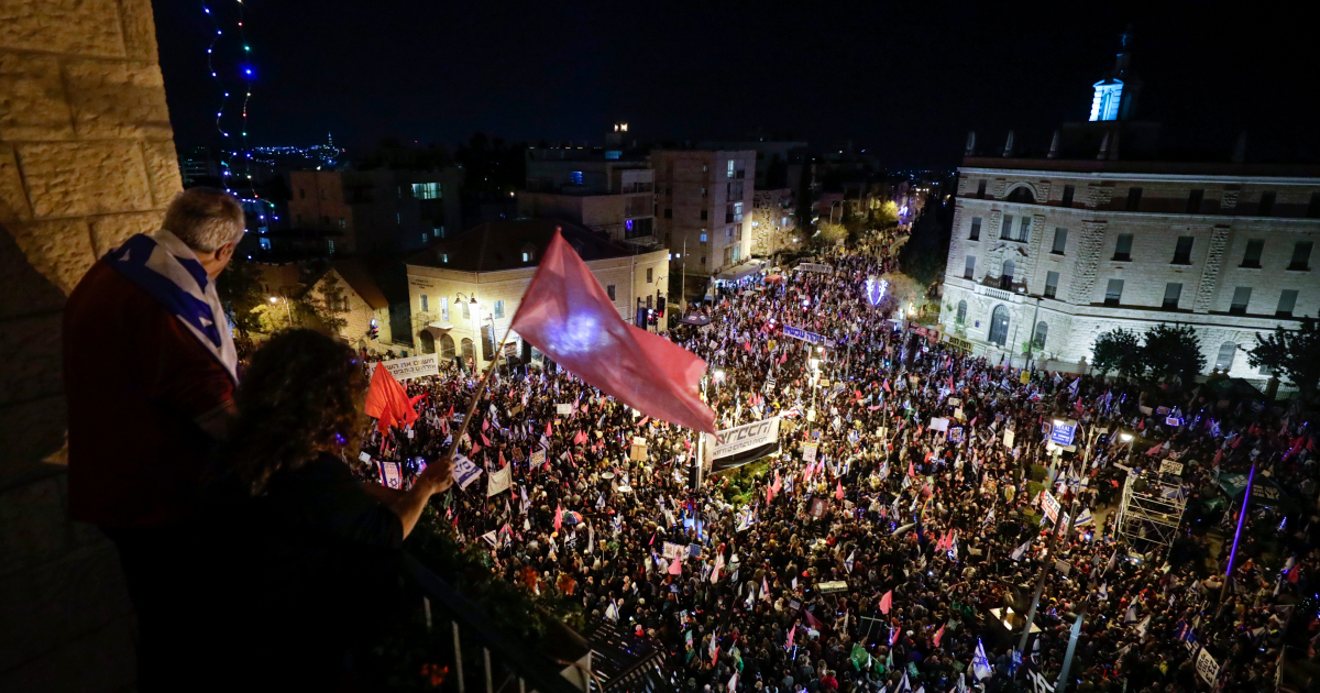 Miles de personas protestan contra Netanyahu días antes de las elecciones israelíes
