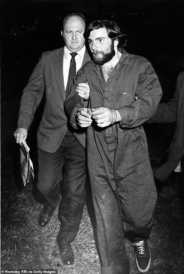 Flanqueado por dos detectives del Escuadrón de Homicidios del Condado de Suffolk, Ronald DeFeo, de 24 años, es llevado a su arresto por múltiples cargos de asesinato en Hauppauge, Nueva York, el 11 de noviembre de 1974.
