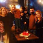 Las familias Tokkal (izquierda) y Boga (derecha) juntas en una fiesta de cumpleaños.  Mehmet Serif Boga (segundo a la derecha) está acusado de asesinar a su ex socio comercial, junto con su esposa e hijo.