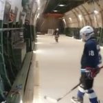 Cuatro jugadores parecen estar jugando hockey sobre hielo dentro del avión militar.