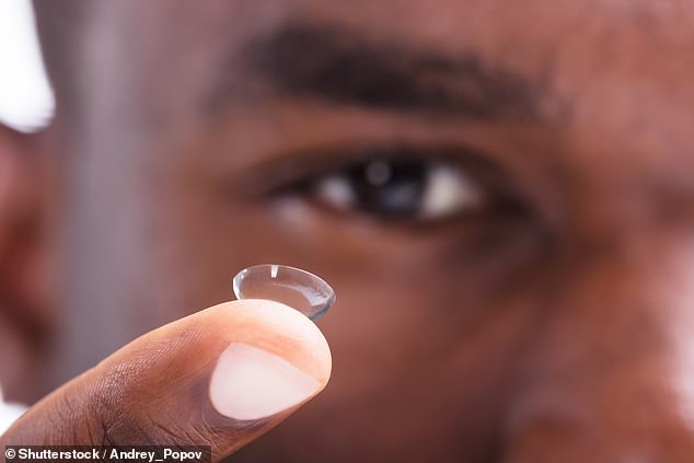 Se han desarrollado lentes de contacto especiales que contienen nanopartículas de oro y filtran la luz de tal manera que ayudan a corregir el daltonismo, informó un estudio (imagen de stock)