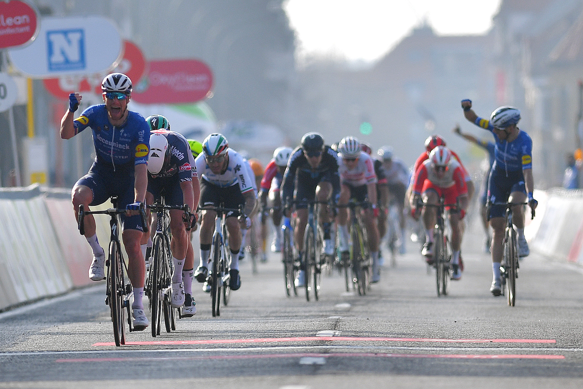 Sam Bennett se aclara para llevarse el Clásico Brugge-de Panne 2021
