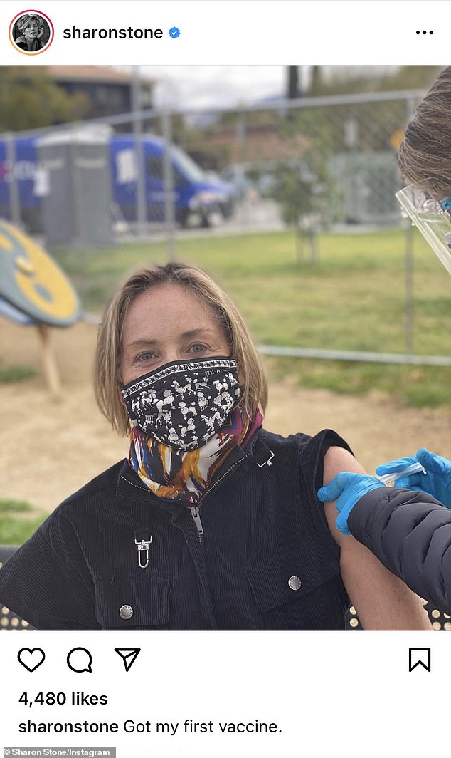 Potencialmente salva vidas: Sharon Stone, de 63 años, tomó Instagram el domingo  u00A0 para revelar que recibió la primera de dos vacunas COVID-19