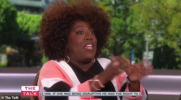 Sheryl Underwood salió en defensa de George Lopez en The Talk en 2017 después de que una mujer negra lo interrumpiera y se ofendiera por su broma racista.