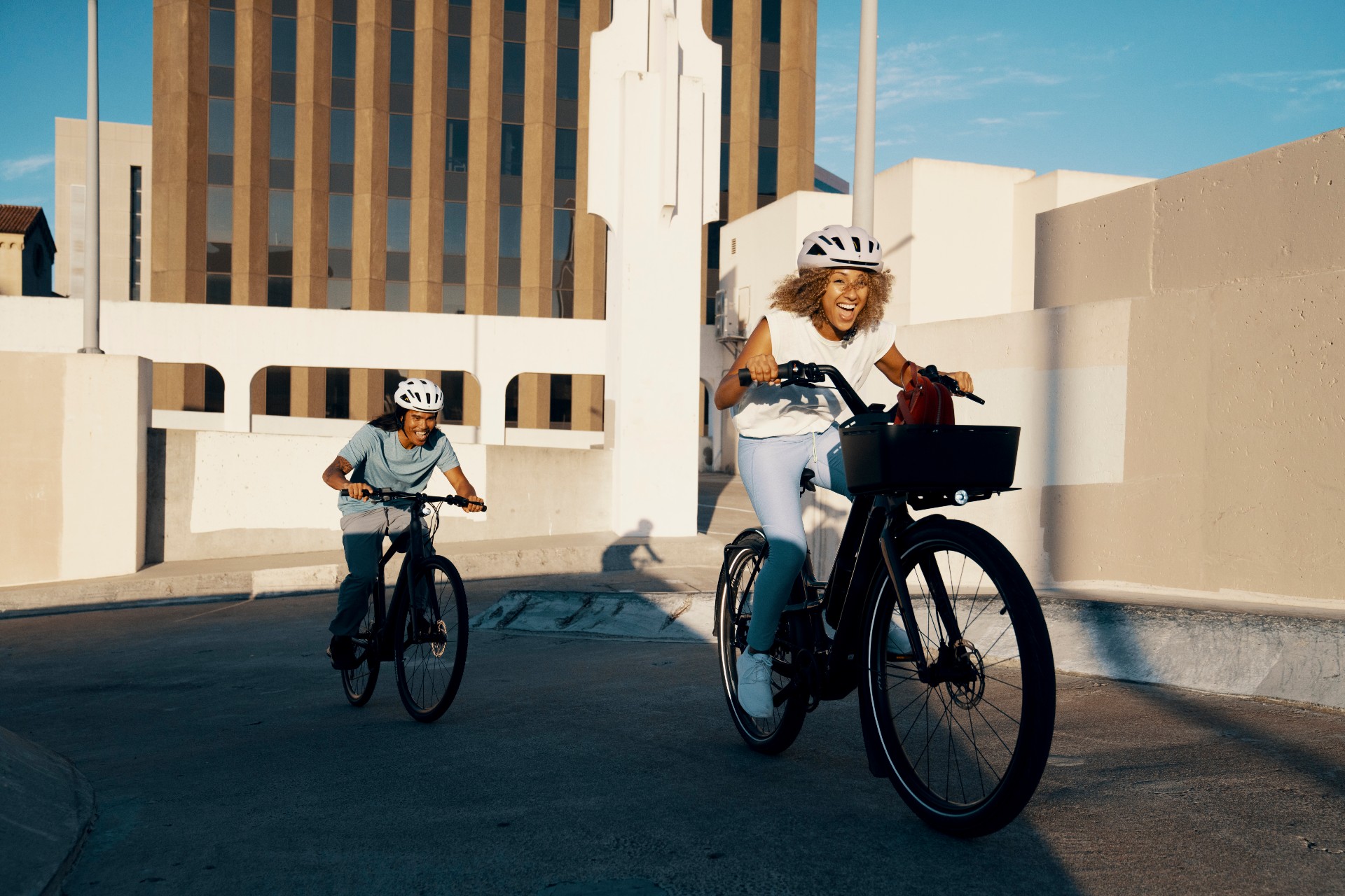 Specialized le da a la bicicleta eléctrica de cercanías Como un toque liviano
