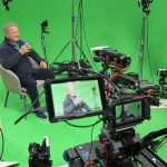 William Shatner de Star Trek está creando una versión de sí mismo impulsada por inteligencia artificial para 'preservar su memoria y legado para las generaciones venideras'.  En la foto: Sr. Shatner grabando su conversación StoryFile Life para la posteridad en el estudio de la firma con sede en Los Ángeles.