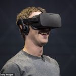 Para combatir el cambio climático, podríamos 'teletransportarnos' a los hogares de otras personas y a nuestros lugares de trabajo para 2030 usando lentes inteligentes especiales, predijo Mark Zuckerberg.  En la foto: el CEO de Facebook vistiendo un par de cascos de realidad virtual Oculus Rift durante un evento en 2016