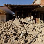 Una vista de una casa dañada en la aldea de Damasi en Grecia central tras el terremoto
