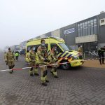 Los socorristas colocaron un cordón tras la explosión en un centro de pruebas en la ciudad holandesa de Bovenkarspel el miércoles por la mañana.